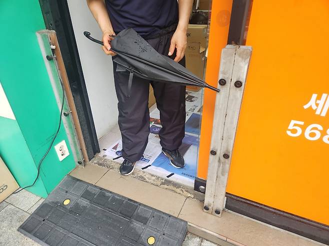 당시 가게에 물이 찼던 상황을 설명하는 강남역 인근 상인 [촬영 이율립]