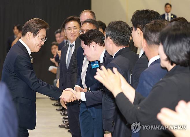 이재명 대통령, 최태원 SK 회장과 악수 (울산=연합뉴스) 홍해인 기자 = 이재명 대통령이 20일 울산전시컨벤션센터에서 열린 울산 인공지능(AI) 데이터 센터 출범식에서 최태원 SK그룹 회장과 악수하고 있다.  2025.6.20 [대통령실통신사진기자단] hihong@yna.co.kr