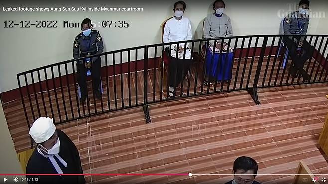 수감 도중 재판 받는 아웅산 수치 미얀마 국가고문 2022년 8월 미얀마 군사정권의 법정에서 재판을 받는 아웅산 수치 미얀마 국가고문(왼쪽에서 2번째)의 모습. 수치 고문은 흰 상의에 마스크를 하고 있다. 2025.06.20
[가디언 홈페이지 캡처. 재판매 및 DB 금지]