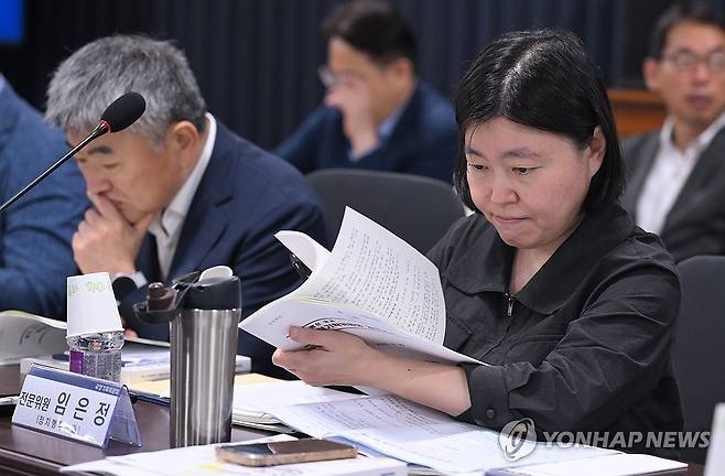 국정기획위원회 참석한 임은정 검사 (서울=연합뉴스) 최재구 기자 = 국정기획위원회 정치행정분과 전문위원을 맡은 임은정 대전지검 부장검사가 20일 오전 서울 종로구 정부서울청사 창성동 별관에서 열린 검찰청 업무보고에서 자료를 살피고 있다. 2025.6.20 [공동취재] jjaeck9@yna.co.kr