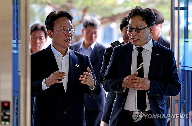 대구 찾은 김민석 총리 후보자 (대구=연합뉴스) 윤관식 기자 = 김민석 국무총리 후보자가 20일 대구 수성구 대구디지털혁신진흥원에서 열린 '인공지능 전환(AX) 연구거점 조성을 위한 경청 간담회'에 참석하기 위해 이동하고 있다. 2025.6.20 psik@yna.co.kr