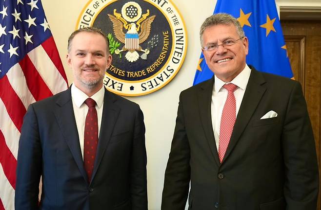 미-EU 무역수장 제이미슨 그리어 미국 무역대표부(USTR) 대표(좌)와 마로시 셰프초비치 EU 무역·경제안보 집행위원. [출처=EU 집행위원 SNS. 재판매 및 DB 금지]