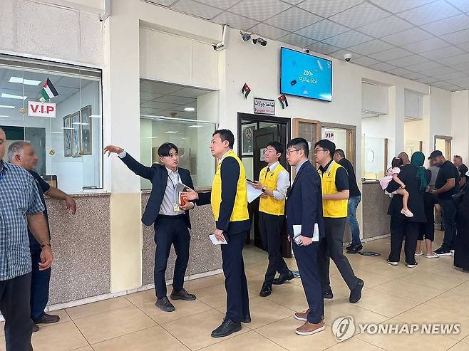요르단 국경검문소에서 영사조력하는 신속대응팀 (서울=연합뉴스) 이스라엘과 이란 간 무력 충돌로 안전 우려가 커지면서 양국에 거주하던 우리 국민과 가족 수십여명이 정부 지원 속에 대피했다.
    이스라엘 체류 우리 국민 25명 및 이스라엘 국적 가족 1명이 19일 오전(현지시간) 우리 정부가 제공한 교통편을 통해 육로로 요르단에 무사히 도착했다.
    이번 대피로 현재 이스라엘에 남아있는 국민은 460여명 가량이다.
    사진은 19일(현지시간) 요르단 국경검문소에서 영사조력하는 신속대응팀. 2025.6.19 [외교부 제공. 재판매 및 DB 금지] photo@yna.co.kr