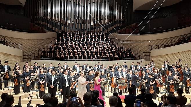 정명훈과 오케스타라, 합창단에 박수 갈채 [촬영 조정호]
