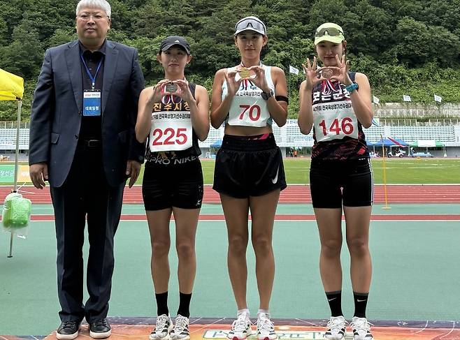 제79회 전국육상경기선수권대회 여자부 20km 경보 경기서 우승한 이세하(경기도청·사진 오른쪽2번째)가 시상대서 입상 선수들과 기념촬영을 하고 있다. 사진=경기도청