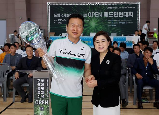 김정재 국회의원이 고급 배드민턴 라켓 경품을 전달하고 있다.