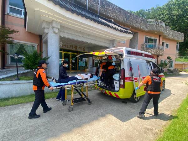 소방대원과 공무원이 의성군 한 요양시설에서 와상환자를 구급차로 이송하는 훈련을 실시하고 있다. 의성군