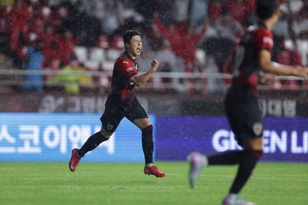 포항스틸러스가 21일 포항스틸야드에서 열린 제주SK와의 하나은행 K리그1 20라운드 경기에서 조르지의 선제골과 김인성의 추가골을 앞세워 2-1 승리를 거뒀다. 세러머니 하는 김인성.