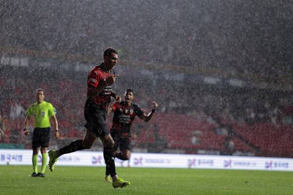 포항스틸러스가 21일 포항스틸야드에서 열린 제주SK와의 하나은행 K리그1 20라운드 경기에서 조르지의 선제골과 김인성의 추가골을 앞세워 2-1 승리를 거뒀다. 세러머니 하는 조르지.