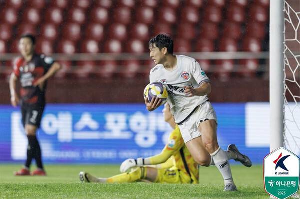 21일 저녁 포항스틸야드에서 열린 포항스틸러스와 제주SK의 경기에서 남태희가 만회골을 넣고 진영으로 복귀하고 있다 (사진=한국프로축구연맹)