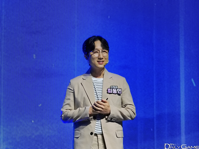 최동민 신임 디렉터가 팬들과 인사를 나누고 게임의 발전을 약속했다.