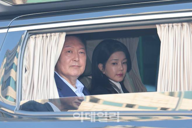 윤석열 전 대통령과 김건희 여사가 헌법재판소 파면 결정 후 일주일 만인 지난 4월 11일 오후 서울 용산구 한남동 대통령 관저를 떠나고 있다. (사진= 방인권 기자)