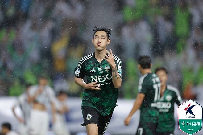 전북은 21일 전주월드컵경기장에서 열린 하나은행 K리그1 2025 20라운드에서 서울과 전반 한 골씩 주고받으며 1-1로 비겼다. 사진은 이날 동점골을 넣고 세리머니를 하는&nbsp;전북&nbsp;송민규. 2025.6.21&nbsp;