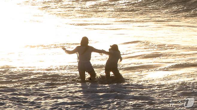 제주시 이호해수욕장에서 도민과 관광객들이 더위를 쫓고 있다.  2024.8.28/뉴스1 ⓒ News1 오현지 기자