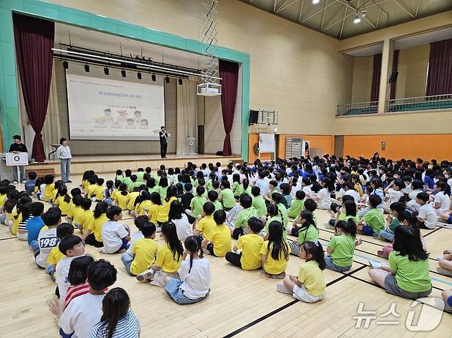 학생들이 '행복한 학교 만들기 학교폭력예방 OX장학퀴즈'에 대한 설명을 듣고 있다.(전남도교육청 제공, 재판매 및 DB 금지)/뉴스1