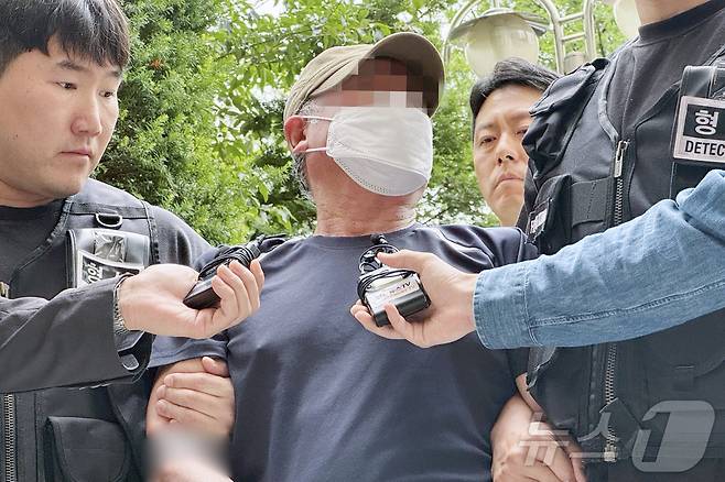 법원의 접근금지 명령 기간이 끝난 지 일주일 만에 아내를 찾아가 흉기로 살해한 혐의를 받는 60대 남성 A씨가 21일 오후 인천 미추홀구 인천지장법원에서 열린 영장실질심사에 출석하고 있다. 2025.6.21/뉴스1 ⓒ News1 박소영 기자