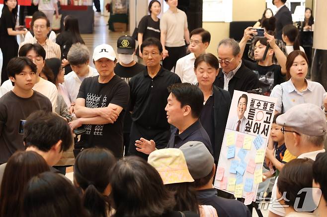 안철수 국민의힘 의원은 21일 지역구인 경기 분당 서현역에서 깜짝 버스킹을 열고 시민들과 직접 소통에 나섰다.