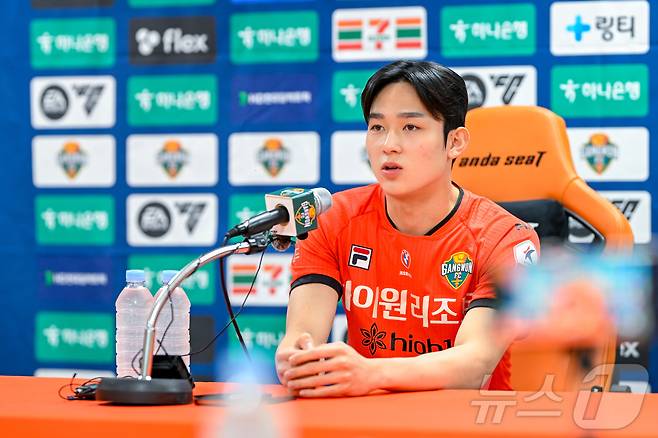 잉글랜드 프리미어리그 토트넘 홋스퍼 양민혁이 21일 강릉종합운동장에서 열린 강원FC와 대구FC의 K리그1 20라운드 경기를 앞두고 취재진의 질문에 답하고 있다.(강원FC 제공, 재판매 및 DB 금지) 2025.6.21/뉴스1 ⓒ News1 윤왕근 기자