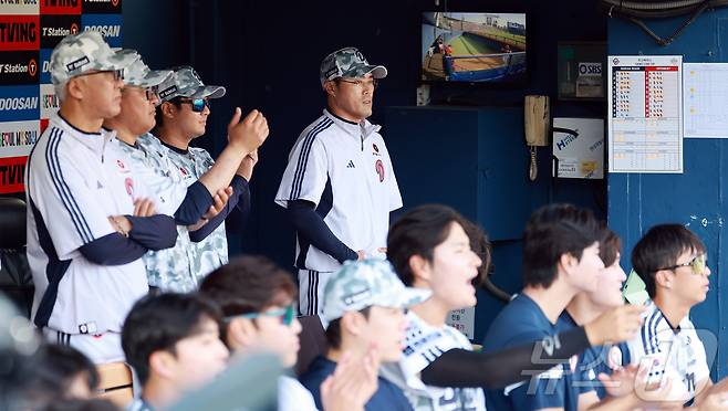 조성환 두산 베어스 감독대행과 선수단. 2025.6.3/뉴스1 ⓒ News1 김진환 기자