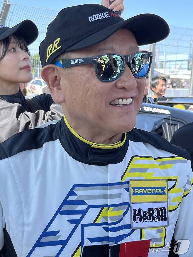 도요타 가주 레이싱의 마스터 드라이버 '모리조'로 독일 뉘르부르크링 24시 내구레이스에 참가한 도요다 아키오 일본 도요타자동차그룹 회장. 사진은 출전을 앞둔 그리드 워크에서의 아키오 회장의 모습.(공동취재단)