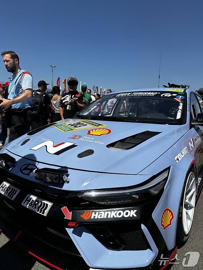 현대자동차의 고성능 브랜드 현대 N은 10년 연속 독일 뉘르부르크링 24시 내구레이스에 참가했다. 사진은 레이싱을 앞둔 그리드 워크에서의 엘란트라 N1 컵 카 모습.ⓒ 뉴스1 이동희 기자