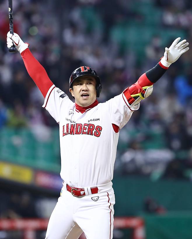 SSG 김강민이 2022년 11월7일 인천SSG랜더스필드에서 열린 2022 KBO 한국시리즈 5차전 키움과 경기에서 9회말 끝내기 3점포를 터뜨린 후 환호하고 있다. 사진 | SSG 랜더스