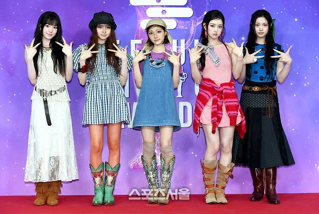 키키(KiiiKiii)가 21일 오후 인천 중구 인스파이어 아레나에서 열린 제34회 ‘서울가요대상’ 레드카펫에서 취재진을 향해 포즈를 취하고 있다. 인천 | 박진업 기자 upandup@sportsseoul.com
