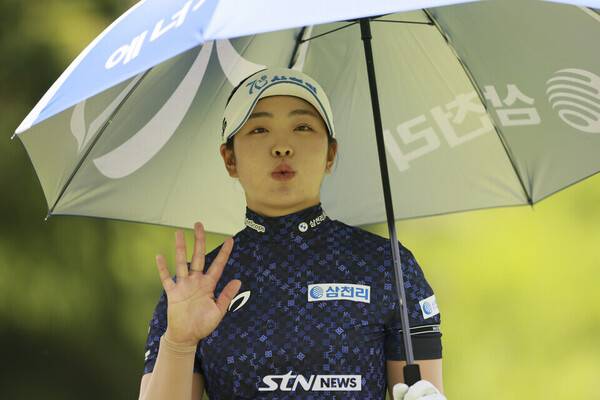지난 14일 충북 음성에서 열린 DB그룹 제39회 한국여자오픈골프선수권대회' 라운드 도중 유현조가 취재진을 향해 손 인사를 하고 있는 모습. 사진┃손진현 기자