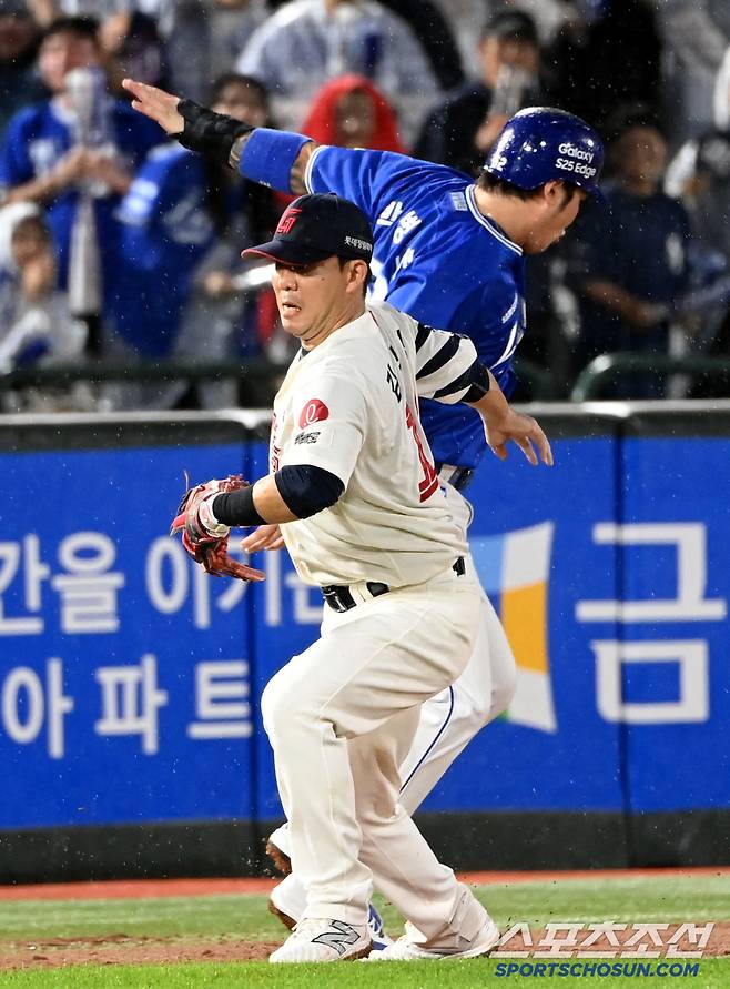 20일 부산 사직야구장에서 열린 삼성과 롯데의 경기, 5회초 1사 2,3루 삼성 양도근의 내야땅볼때 롯데 3루수 김민성과 3루주자 박병호간의 접촉이 일어나고 있다. 심판진은 접촉의 고의성이 없다고 판단해 3루주자 박병호만 아웃을 선언했다. 부산=허상욱 기자wook@sportschosun.com/2025.06.20/