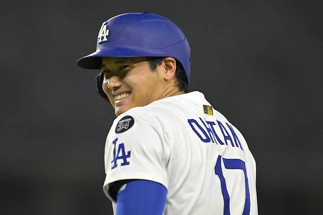 Jun 19, 2025; Los Angeles, California, USA;   Los Angeles Dodgers designated hitter Shohei Ohtani (17) engages with players in the San Diego Padres dugout while at first base after he was hit by a pitch in the ninth inning at Dodger Stadium. Mandatory Credit: Jayne Kamin-Oncea-Imagn Images







<저작권자(c) 연합뉴스, 무단 전재-재배포, AI 학습 및 활용 금지>