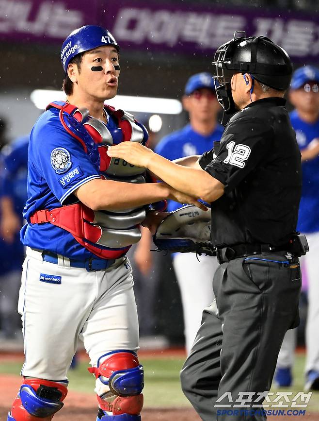 20일 부산 사직야구장에서 열린 삼성과 롯데의 경기, 8회말 1사 삼성 포수 강민호가 롯데 김민성의 삼진 후 차정구 1루심에게 격렬한 항의를 하고 있다. 부산=허상욱 기자wook@sportschosun.com/2025.06.20/
