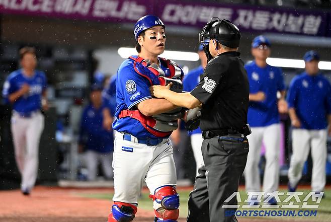 20일 부산 사직야구장에서 열린 삼성과 롯데의 경기, 8회말 1사 삼성 포수 강민호가 롯데 김민성의 삼진 후 차정구 1루심에게 격렬한 항의를 하고 있다. 부산=허상욱 기자wook@sportschosun.com/2025.06.20/