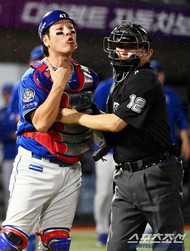 20일 부산 사직야구장에서 열린 삼성과 롯데의 경기, 8회말 1사 삼성 포수 강민호가 롯데 김민성의 삼진 후 차정구 1루심에게 격렬한 항의를 하고 있다. 부산=허상욱 기자wook@sportschosun.com/2025.06.20/