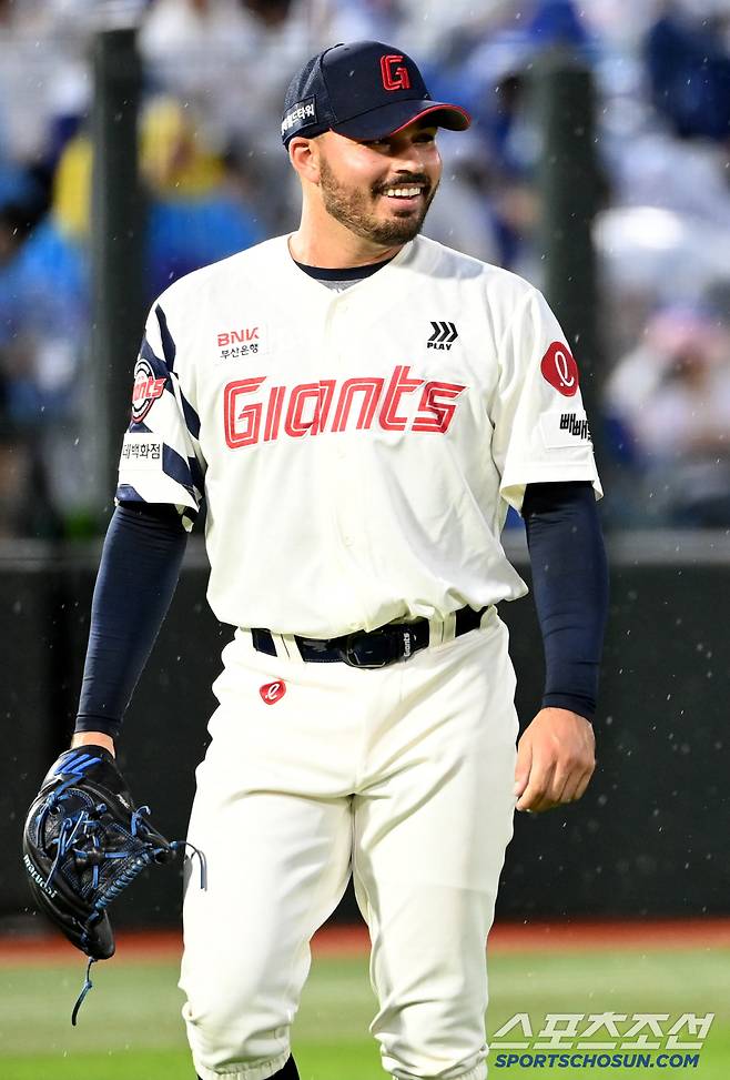 20일 부산 사직야구장에서 열린 삼성과 롯데의 경기, 4회초 투구를 마친 롯데 감보아가 더그아웃으로 향하고 있다. 부산=허상욱 기자wook@sportschosun.com/2025.06.20/