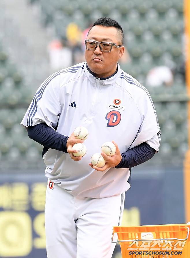 21일 잠실구장에서 열린 LG 트윈스와 두산 베어스의 경기. 두산 조인성 코치가 배팅볼을 던지고 있다. 잠실=박재만 기자 pjm@sportschosun.com