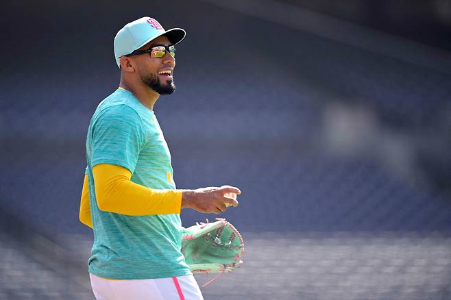 샌디에이고 파드리스 로버트 수아레즈가 21일(한국시각) 펫코파크에서 열린 캔자스시티 로열스전을 앞두고 캐치볼을 하고 있다. AFP연합뉴스