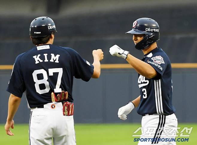 21일 잠실구장에서 열린 LG 트윈스와 두산 베어스의 경기. 6회초 1사 2,3루 두산 임종성이 적시타를 날린 뒤 환호하고 있다. 잠실=박재만 기자 pjm@sportschosun.com/2025.06.21/