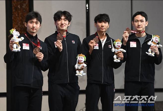 남자 에페 대표팀 아시아펜싱선수권 단체전 동메달 사진출처=FIE