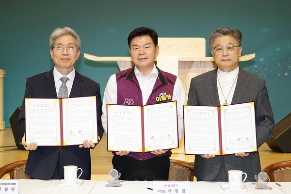 이필형(가운데) 동대문구청장 탄소중립 기후교회 활동을 위한 업무협약 체결 기념촬영 모습(사진설명 좌측 부터 전승영 기독교대한감리회 동대문지방회 감리사, 이필형 동대문구청장, 이광섭 기독교환경교육센터 살림 이사장)(사진제공=동대문구청)