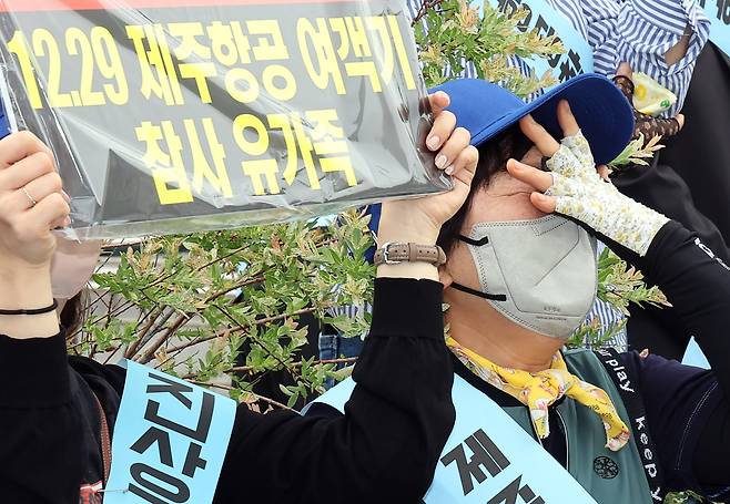 제주항공 여객기 참사 유가족들이 지난달 16일 정부세종청사 국토교통부 앞에서 진상규명과 책임자 처벌 및 재발 방지 등을 촉구하며 눈물을 흘리고 있다./연합뉴스