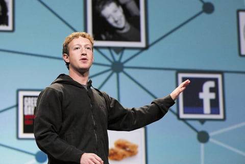 대표적인 SNS 회사인 페이스북의 창업자이자 최고경영자(CEO)인 마크 주커버그가 작년 4월 미국 샌프란시스코에서 열린 기술개발자회의에서 연설을 하고 있다.