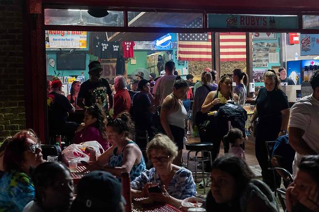 지난 20일(현지 시각) 미국 뉴욕 브루클린 유원지 코니 아일랜드의 한 식당. /AFP 연합뉴스