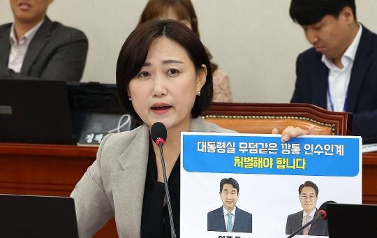 더불어민주당 백승아 의원이 11일 서울 여의도 국회에서 열린 교육위원회 전체회의에서 질의하고 있다. 연합뉴스