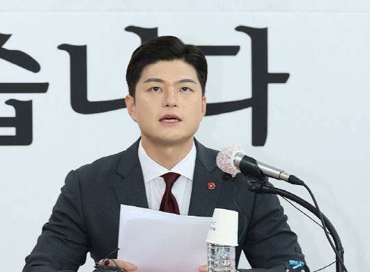 국민의힘 김용태 비상대책위원장이 21일 제주시 연삼로 국민의힘 제주도당사에 마련된 간담회 자리에서 기자들의 질의에 답변하고 있다. 연합뉴스