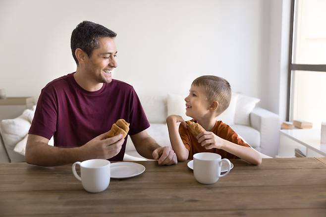 《뉴욕타임스》 기자 수전 도미너스는 자신의 책을 위해 뛰어난 성과를 낸 형제자매를 둔 여섯 가족을 인터뷰했다. 이들은 각자 다른 배경을 가졌지만, 자녀 양육 방식에서 공통된 특징들을 보였다. (사진=게티이미지뱅크)