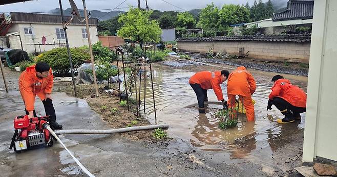 21일 오전 9시쯤 전남 담양군 창평면 한 마을에서 하천이 범람해 소방당국이 안전조치를 하고 있다. 2025.6.21/전남소방 제공