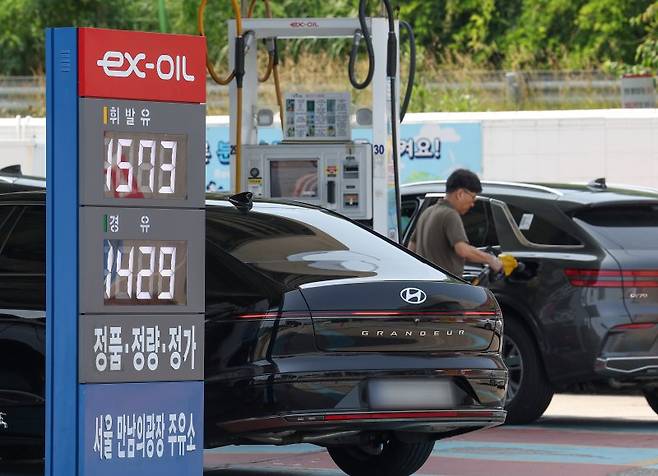 지난 18일 서울 서초구 만남의광장 고속도로 휴게소 주유소에 기름값 안내판이 놓여 있다. 연합뉴스