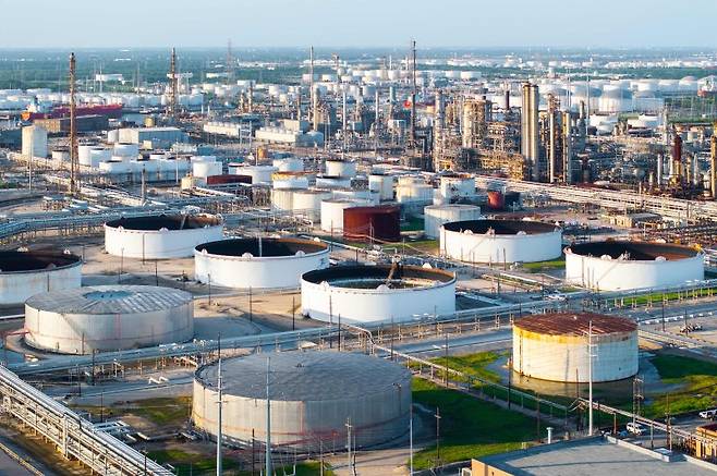국제 유가가 미국의 이란 직접 공격 결정 2주 유예에 힘입어 20일(현지시간) 하락 마감했다. 사진은 18일 텍사스주 휴스턴의 정유공장. AFP 연합