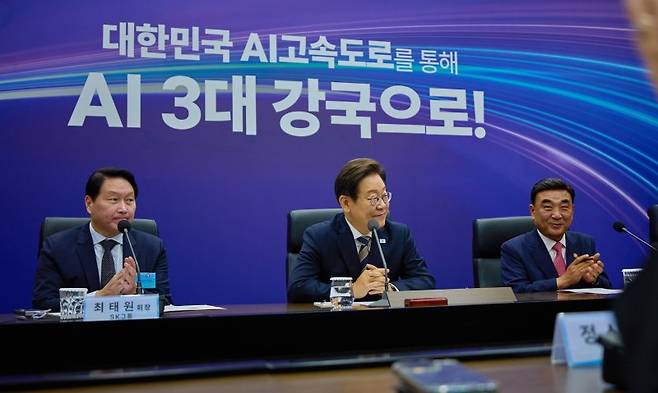 (서울=뉴스1) 박지혜 기자 = 이재명 대통령이 20일 울산 울주군 울산전시컨벤션센터에서 열린 인공지능(AI) 글로벌 협력 기업 간담회에서 참석자 발언을 듣고 있다. (대통령실 제공. 재판매 및 DB 금지) 2025.6.20/뉴스1 /사진=뉴스1화상