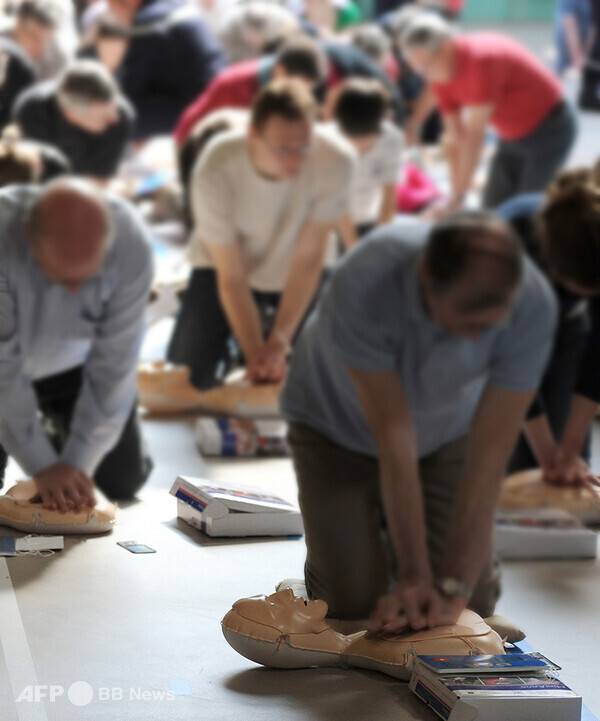 칼럼 내용과 관련 없는 참고 사진입니다. 사진은 외국에서 자동제세동기 사용을 연습하는 모습입니다. 사진제공=ⓒAFPBBNews = News1 (사진을 무단으로 사용하지 마십시오.)